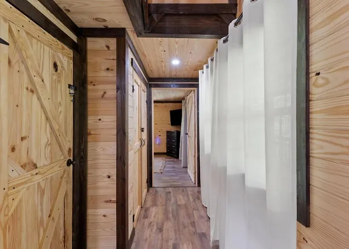 Private Cabin W King Bed And Private Hot Tub