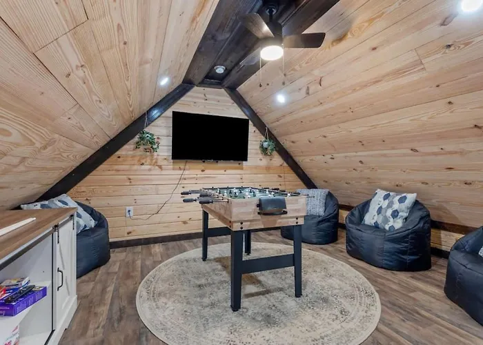 Private Cabin W King Bed And Private Hot Tub