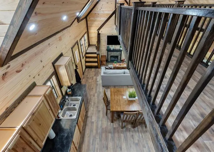 Private Cabin W King Bed And Private Hot Tub