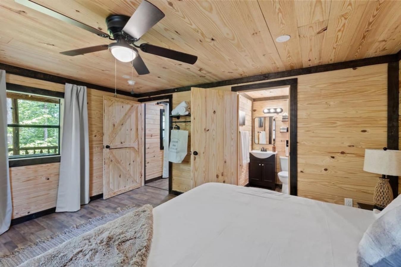 Casa vacanze Private W King Bed And Private Hot Tub Rogers