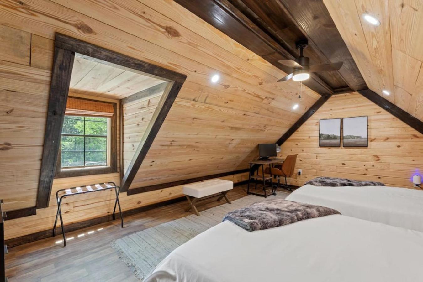 Private W King Bed And Private Hot Tub * Rogers